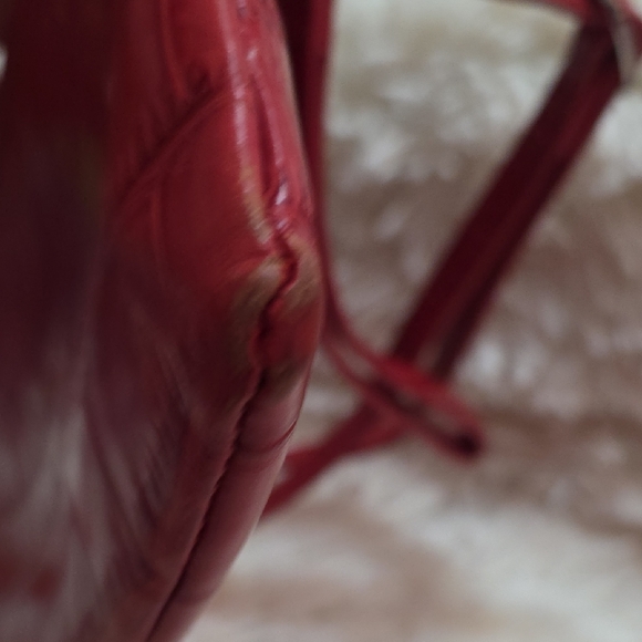 Danier,Elegant Red Crocodile-Embossed Women's Bag - Picture 10 of 12